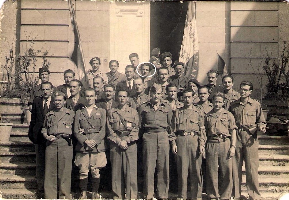 1944 libeartion Chalabre entour papa.jpg